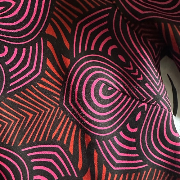 Elegant Pink and Black Patterned Dress - Picture 2 of 3